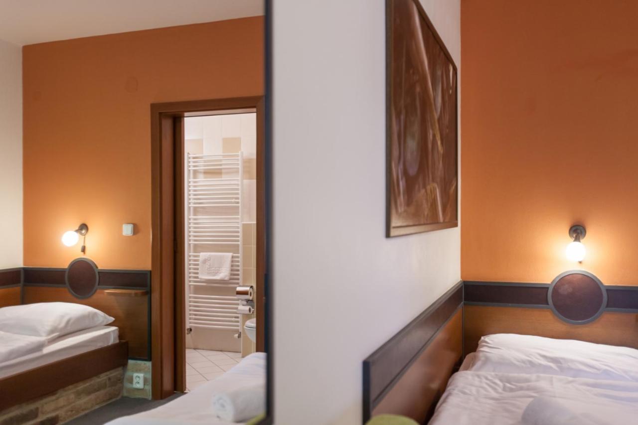 Hotel Vinar - Bed & Breakfast Kurdějov Exteriör bild