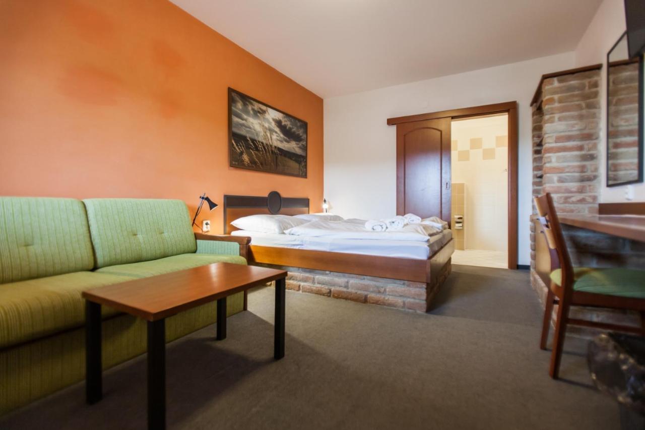 Hotel Vinar - Bed & Breakfast Kurdějov Exteriör bild