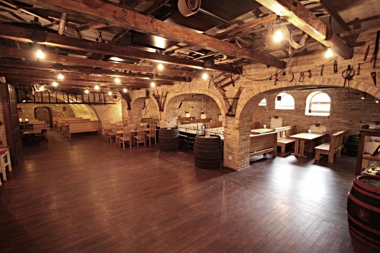 Hotel Vinar - Bed & Breakfast Kurdějov Exteriör bild